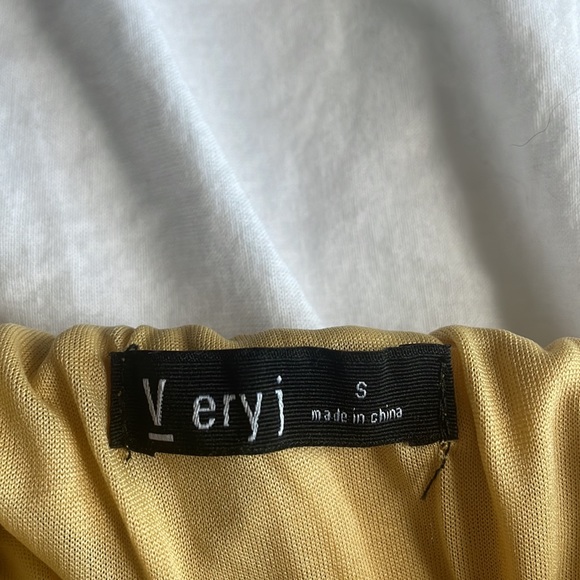 Cute yellow skirt, size small - Picture 3 of 3